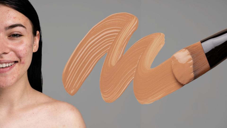 Mujer con marcas de acné y cabello negro sonríe. De fondo se ve una brocha y una muestra de base de maquillaje líquida.