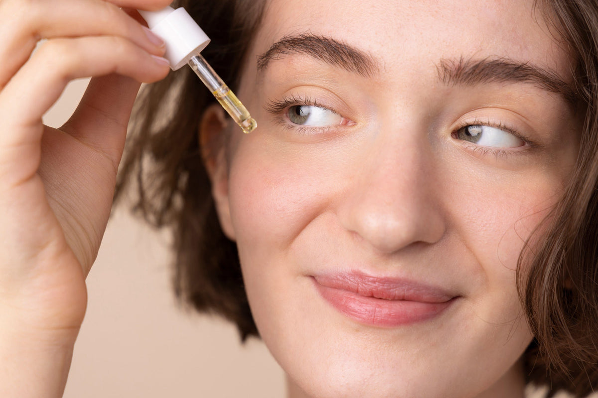 Mujer aplicando suero facial con niacinamida en la rutina de skincare para cuidar la piel del rostro