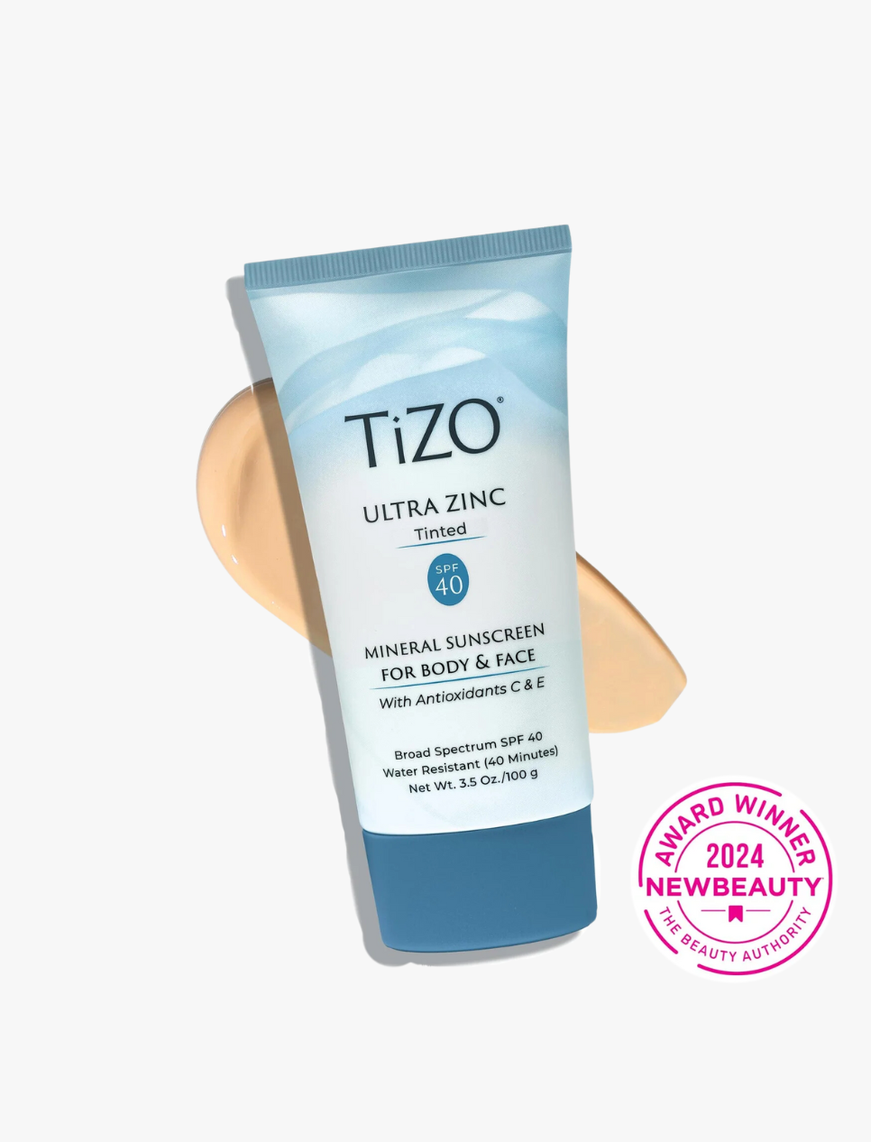 Envase azul degradado del protector solar Tizo Ultra Zinc SPF 40 con color, sobre fondo blanco, textura beige y sello NewBeauty 2024 en rosa
