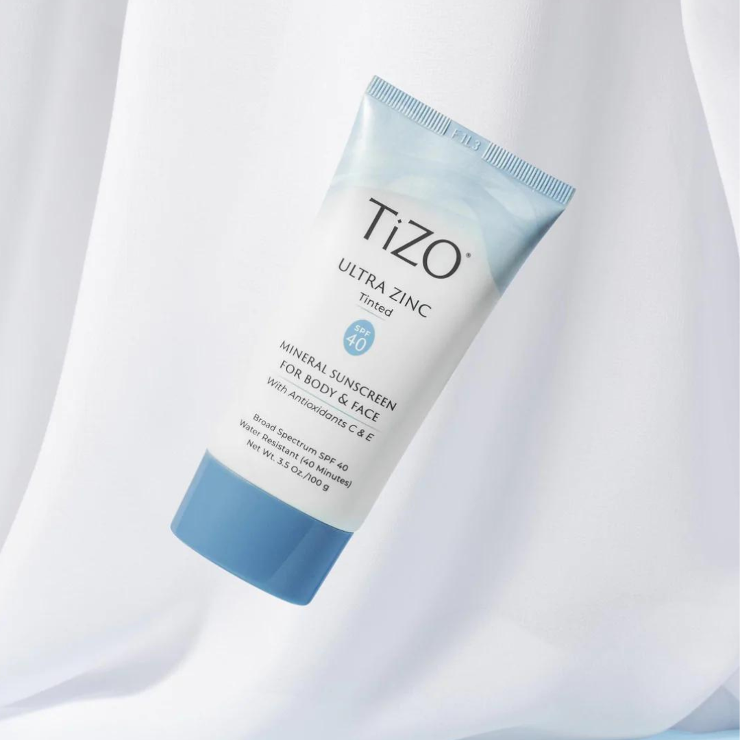 Envase del protector solar Tizo Ultra Zinc SPF 40 con color sobre fondo blanco, con diseño azul degradado y orientación diagonal