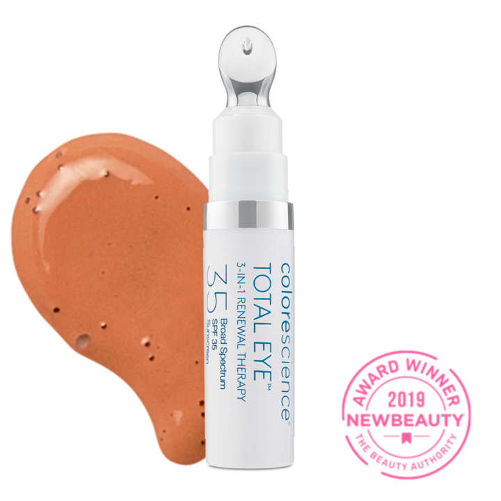 Colorescience Total Eye 3 in 1 Renewal Therapy tono Deep sobre fondo blanco con textura fluida en tono deep y el sello NewBeauty 2019