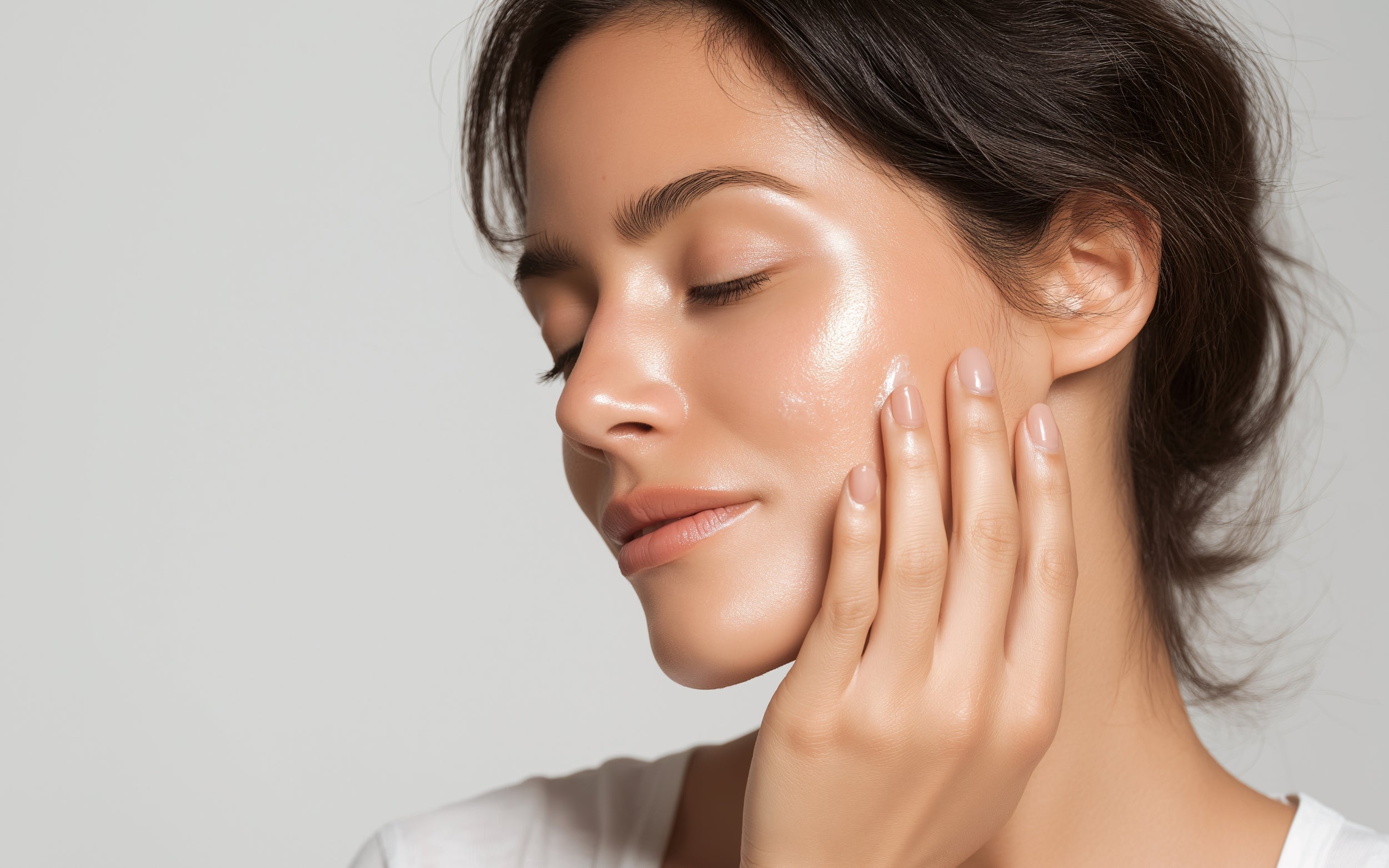Rostro femenino con piel glowy, luminosa y radiante, resultado de buena hidratación, cuidado facial constante y protección solar