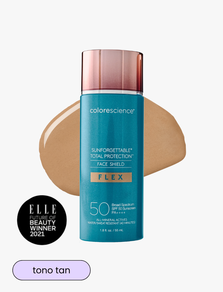 Envase de Face Shield FLEX SPF 50 tono tan con fondo cálido, ideal para pieles doradas o bronceadas. Ganador Elle Beauty 2021.